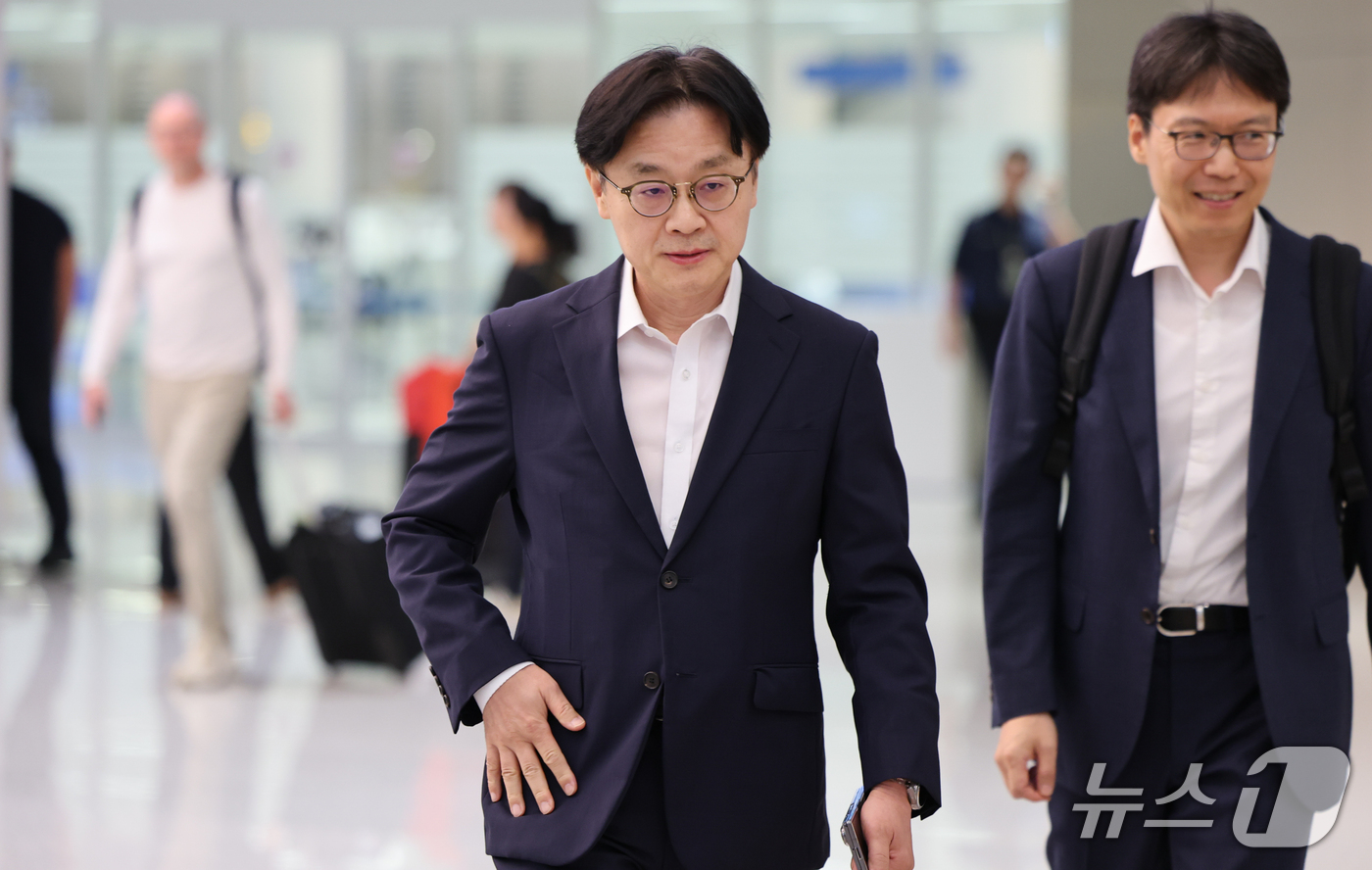 (인천공항=뉴스1) 김도우 기자 = 김정관 산업통상부 장관이 13일 미국과의 대미 투자 프로젝트 선정을 위한 협의를 마치고 인천국제공항 2터미널을 통해 귀국하고 있다. 2026.9 …