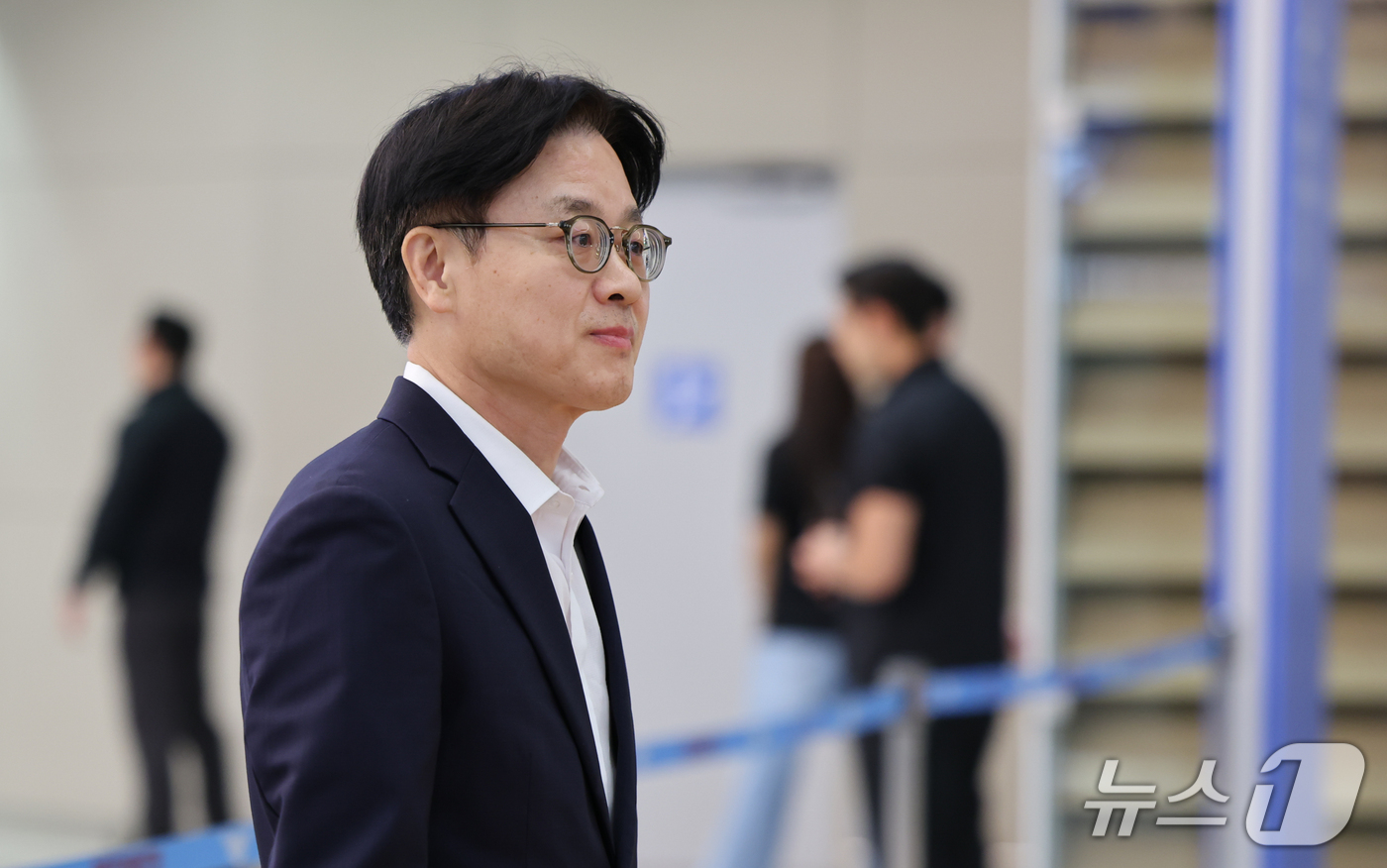 (인천공항=뉴스1) 김도우 기자 = 김정관 산업통상부 장관이 13일 미국과의 대미 투자 프로젝트 선정을 위한 협의를 마치고 인천국제공항 2터미널을 통해 귀국하고 있다. 2026.9 …