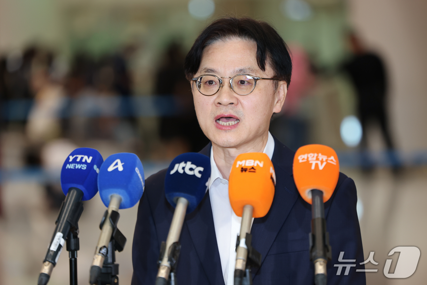 (인천공항=뉴스1) 김도우 기자 = 김정관 산업통상부 장관이 13일 미국과의 대미 투자 프로젝트 선정을 위한 협의를 마치고 인천국제공항 2터미널을 통해 귀국하며 취재진 질문에 답하 …