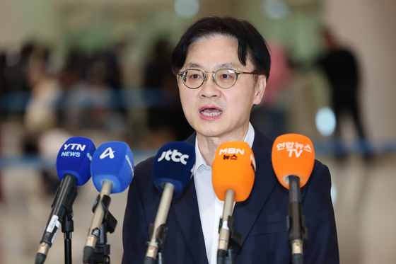 취재진 질문에 답하는 김정관 산업장관