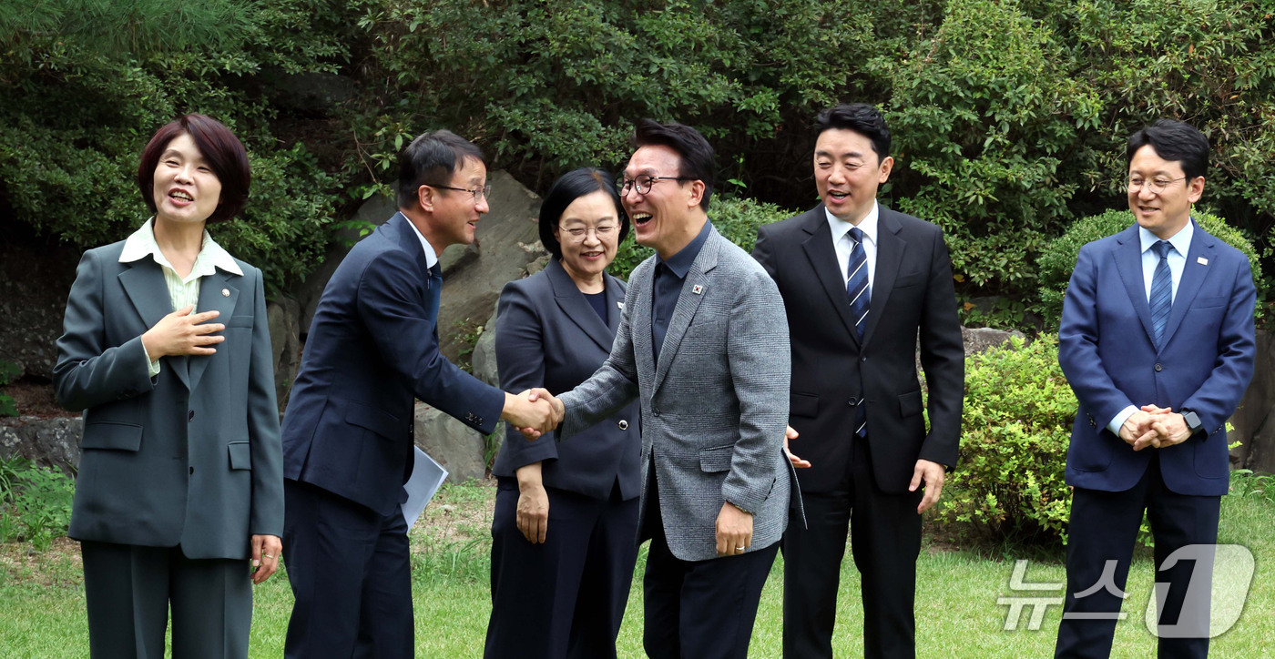 (서울=뉴스1) 김성진 기자 = 김민석 더불어민주당 대표가 13일 서울 종로구 삼청동 국무총리 서울공관에서 열린 고위당정협의회에 참석하며 한병도 원내대표와 인사나누고 있다.(공동취 …