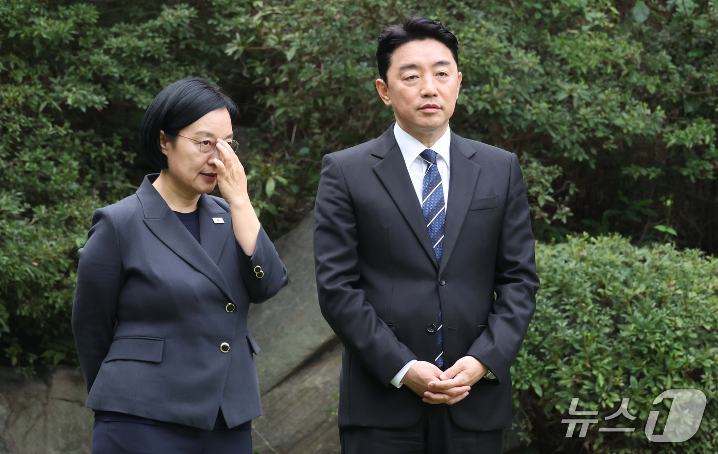 (서울=뉴스1) 김성진 기자 = 한성숙 국무총리가 13일 서울 종로구 삼청동 국무총리 서울공관에서 열린 고위당정협의회에서 강훈식 대통령 비서실장과 대화하고 있다. (공동취재) 20 …