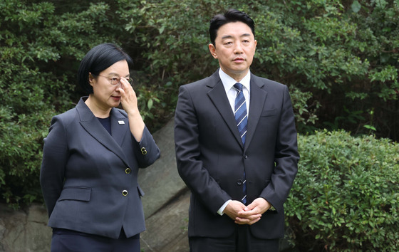 대화하는 한성숙 총리와 강훈식 비서실장