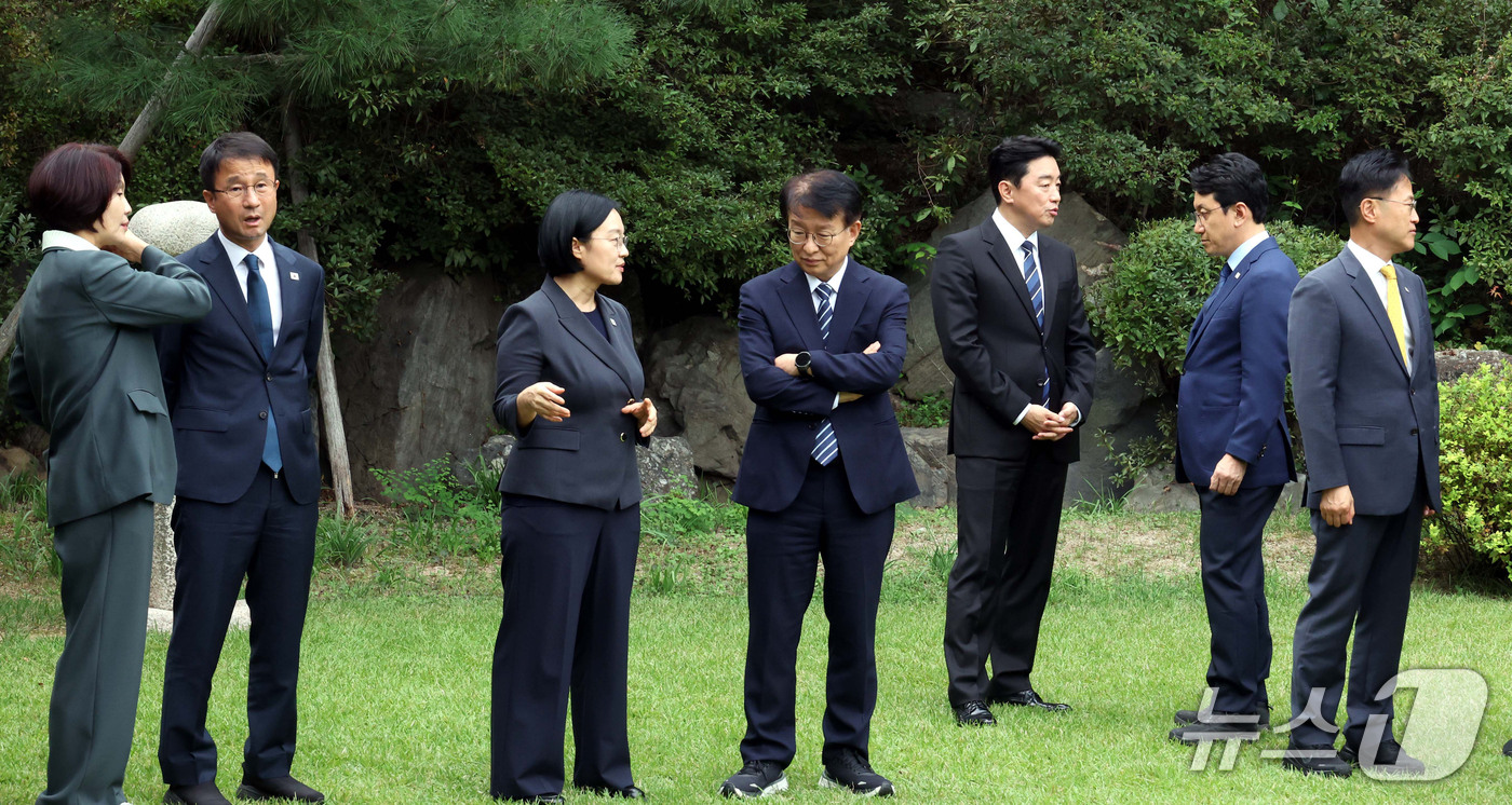 (서울=뉴스1) 김성진 기자 = 한성숙 국무총리와 한병도 더불어민주당 원내대표, 강훈식 대통령 비서실장이 13일 서울 종로구 삼청동 국무총리 서울공관에서 열린 고위당정협의회에 앞서 …