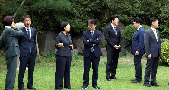 고위당정협의회에 앞서 대화하는 참석자들