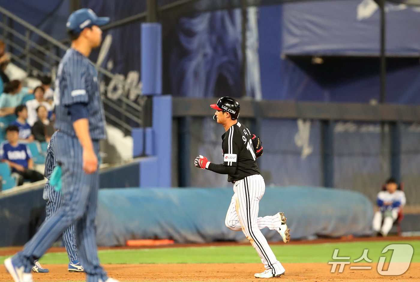 (대구=뉴스1) 공정식 기자 = 13일 오후 대구 삼성라이온즈파크에서 열린 프로야구 '2026 신한은행 SOL KBO리그' LG 트윈스와 삼성 라이온즈의 경기, 8회초 2사 3루 …