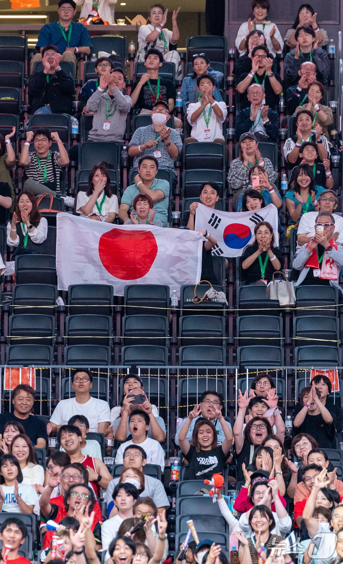 본문 이미지 - 13일 오후 일본 나고야 아이치 인터내셔널 아레나에서 열린 2026 아이치·나고야 아시안게임 남자농구 A조 예선 대한민국과 일본의 경기, 응원단이 양국 국기를 들고 있다. 2026.9.13 ⓒ 뉴스1 안은나 기자