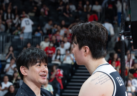 이현중 격려하는 나가사키 GM