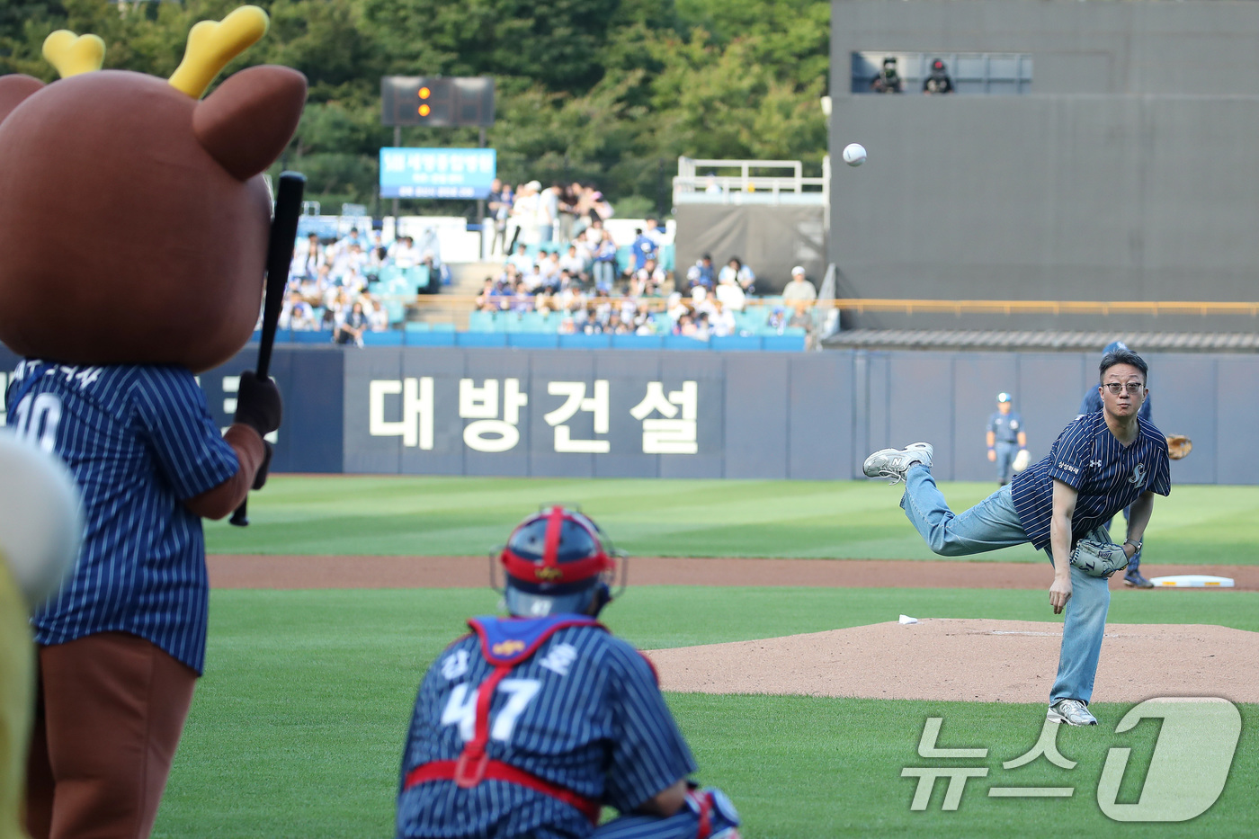 (대구=뉴스1) 공정식 기자 = 13일 오후 대구 삼성라이온즈파크에서 열린 프로야구 '2026 신한은행 SOL KBO리그' LG 트윈스와 삼성 라이온즈의 경기, 노희목 대구시한의사 …