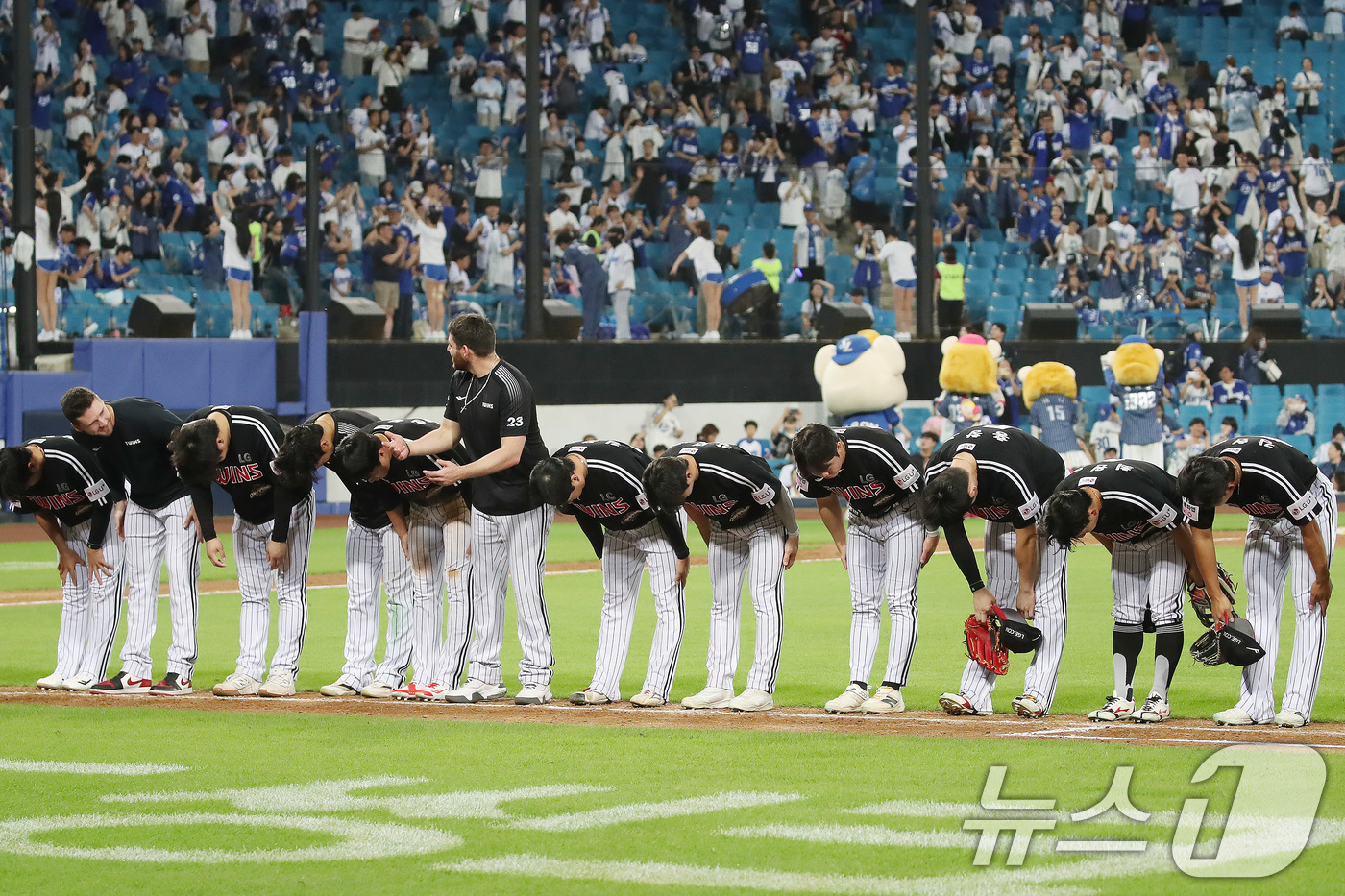 (대구=뉴스1) 공정식 기자 = 13일 오후 대구 삼성라이온즈파크에서 열린 프로야구 '2026 신한은행 SOL KBO리그' LG 트윈스와 삼성 라이온즈의 경기, 13대 5 승리를 …