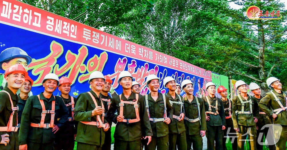 (평양 노동신문=뉴스1) = 북한 노동당 기관지 노동신문은 14일 "조선인민군 각급 부대의 군인건설자들이 올해 지방발전 정책 대상 건설에서 혁신과 위훈을 창조하고 있다"fk며 20 …