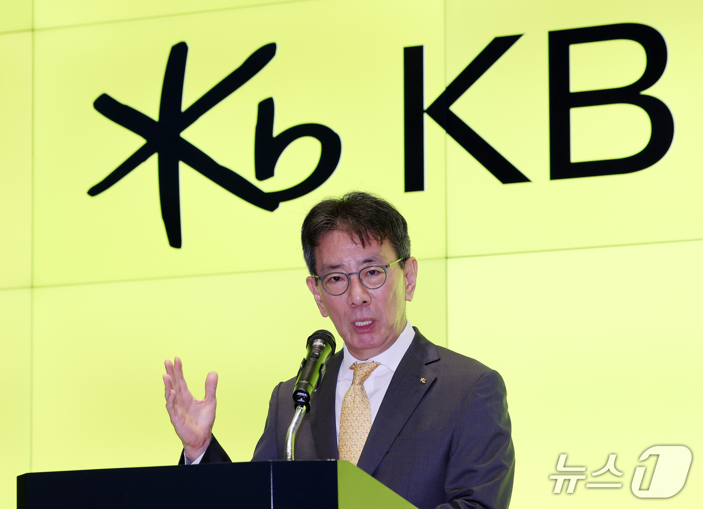 (서울=뉴스1) 박지혜 기자 = 차기 KB금융 회장 후보로 내정된 이재근 KB금융그룹 부문장이 14일 오전 서울 영등포구 여의도 KB금융 신관에서 소감을 밝히고 있다. 2026.9 …