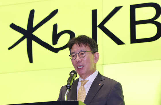 이재근, 차기 KB 회장 후보 첫 출근…"무거운 책임감"