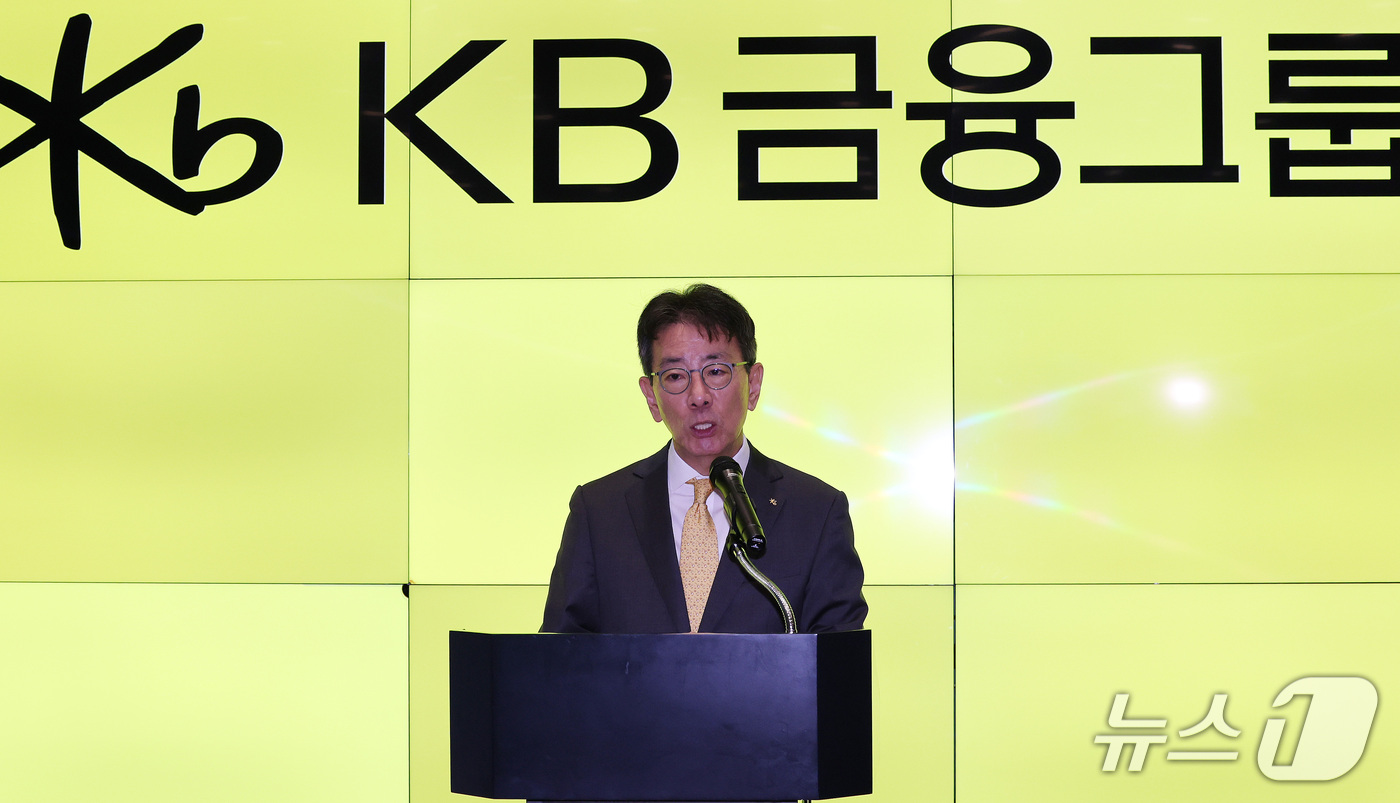 (서울=뉴스1) 박지혜 기자 = 차기 KB금융 회장 후보로 내정된 이재근 KB금융그룹 부문장이 14일 오전 서울 영등포구 여의도 KB금융 신관에서 소감을 밝히고 있다. 2026.9 …