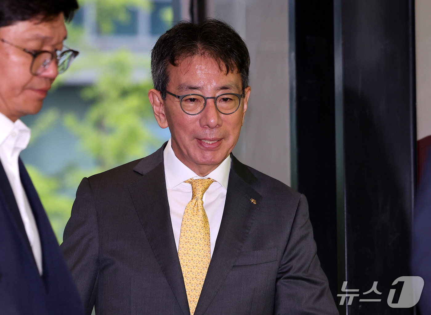(서울=뉴스1) 박지혜 기자 = 차기 KB금융 회장 후보로 내정된 이재근 KB금융그룹 부문장이 14일 오전 서울 영등포구 여의도 KB금융 신관으로 첫 출근을 하고 있다. 2026. …
