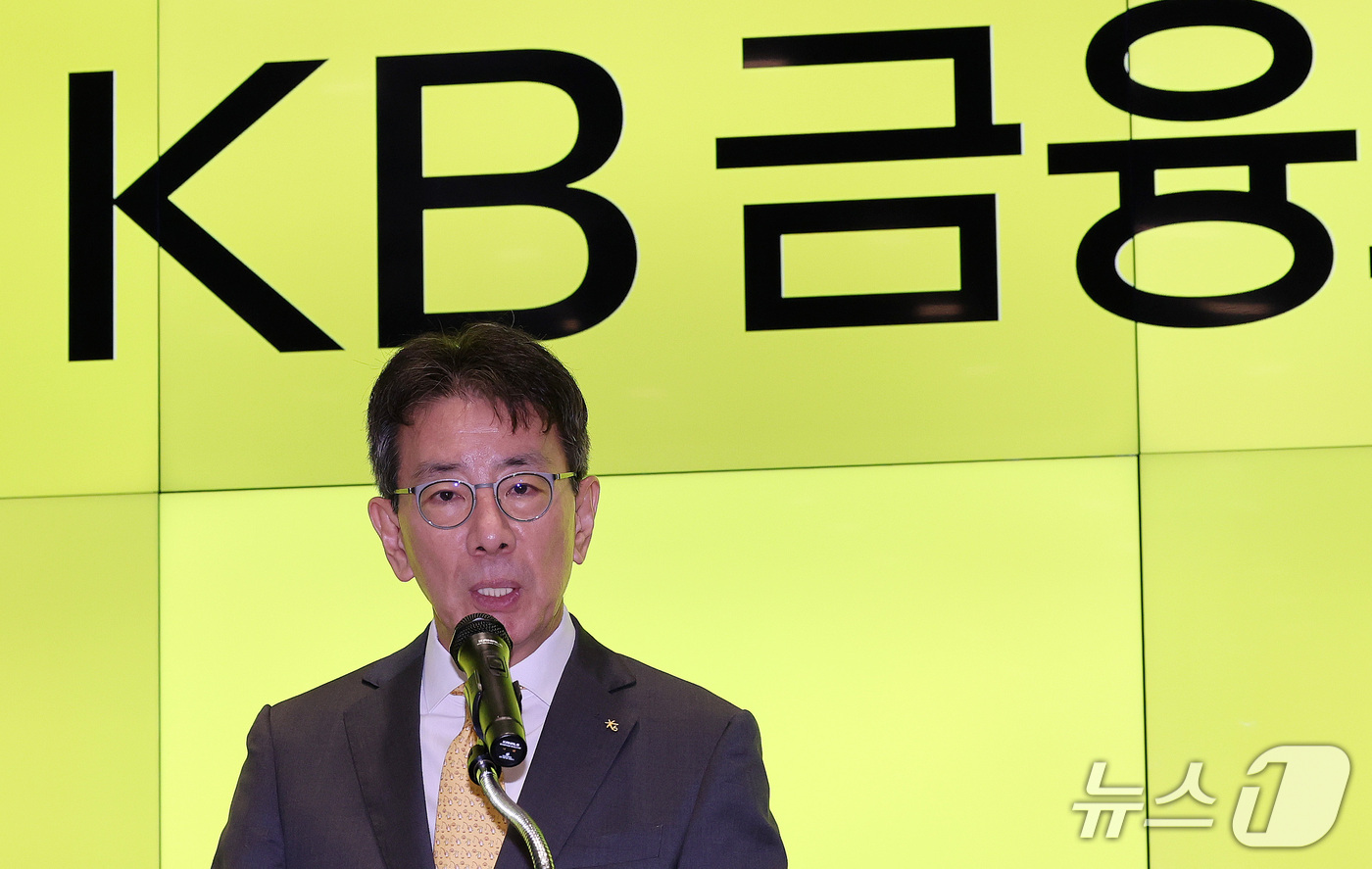(서울=뉴스1) 박지혜 기자 = 차기 KB금융 회장 후보로 내정된 이재근 KB금융그룹 부문장이 14일 오전 서울 영등포구 여의도 KB금융 신관에서 소감을 밝히고 있다. 2026.9 …