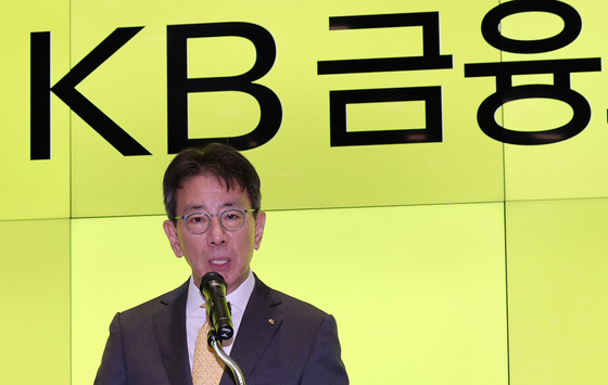 취재진 만난 이재근 KB금융 차기 회장 후보자