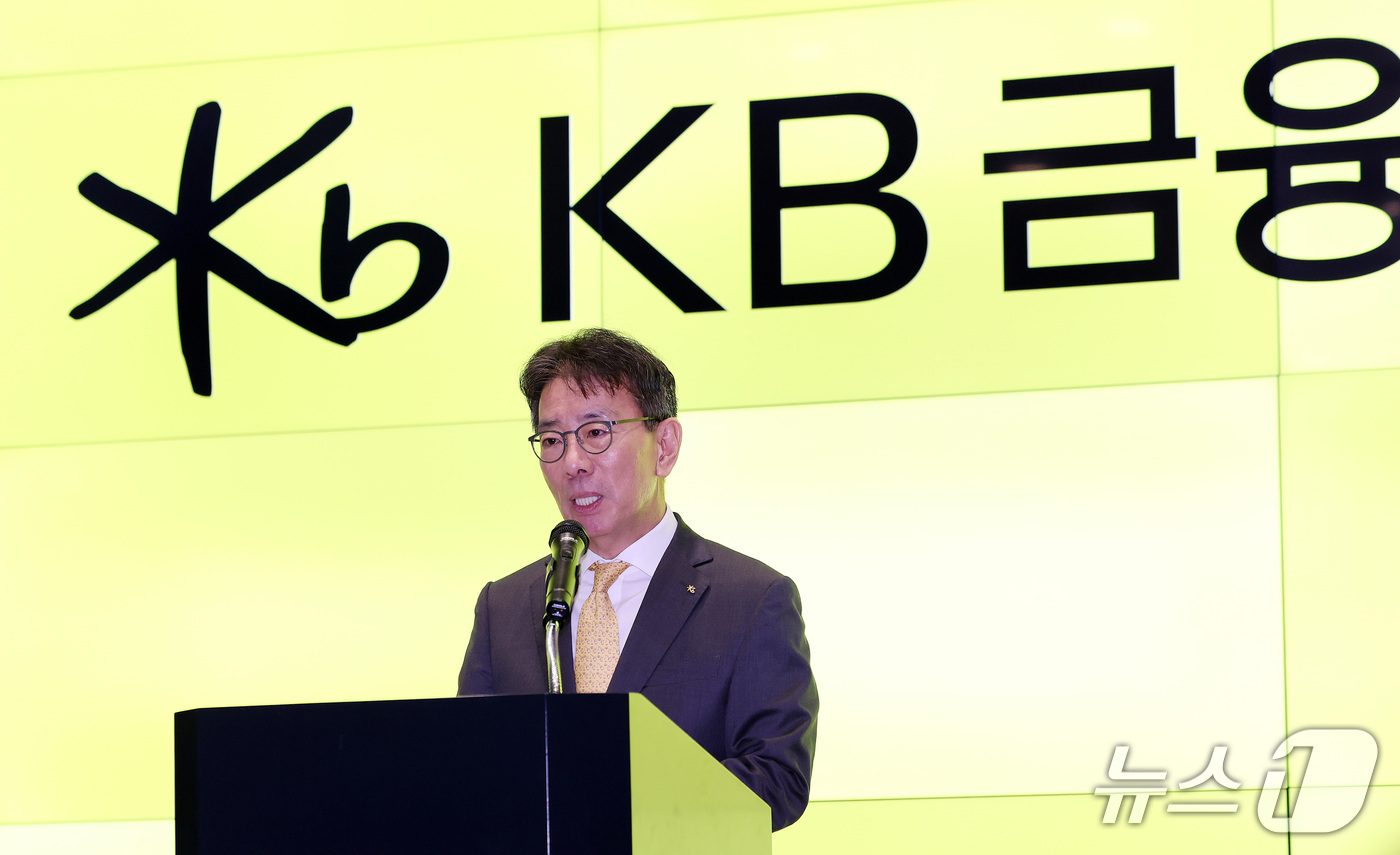 (서울=뉴스1) 박지혜 기자 = 차기 KB금융 회장 후보로 내정된 이재근 KB금융그룹 부문장이 14일 오전 서울 영등포구 여의도 KB금융 신관에서 소감을 밝히고 있다. 2026.9 …