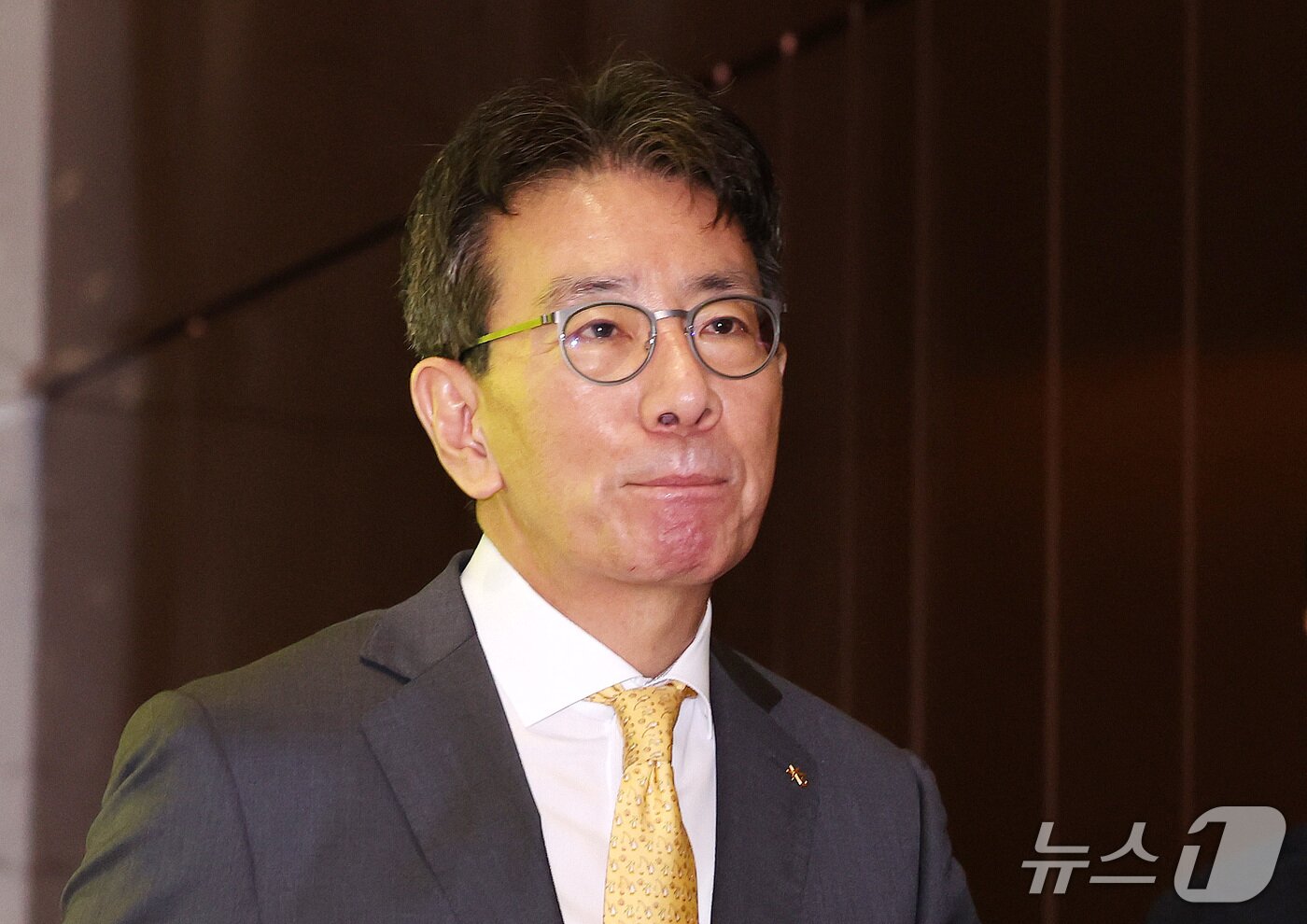 본문 이미지 - 차기 KB금융 회장 후보로 내정된 이재근 KB금융그룹 부문장이 14일 오전 서울 영등포구 여의도 KB금융 신관으로 첫 출근을 하고 있다. 2026.9.14 ⓒ 뉴스1 박지혜 기자