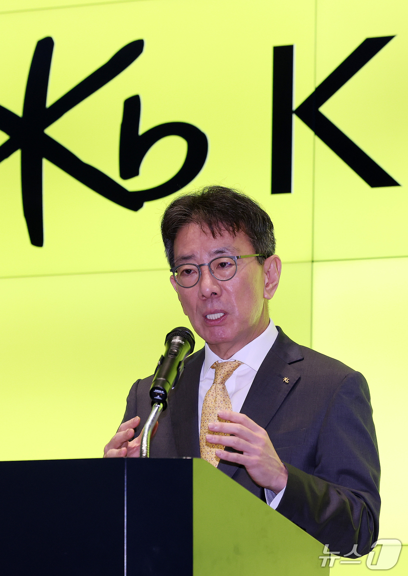 (서울=뉴스1) 박지혜 기자 = 차기 KB금융 회장 후보로 내정된 이재근 KB금융그룹 부문장이 14일 오전 서울 영등포구 여의도 KB금융 신관에서 소감을 밝히고 있다. 2026.9 …