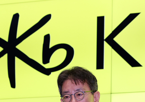 출근길 소감 밝히는 이재근 차기 KB금융 회장 후보