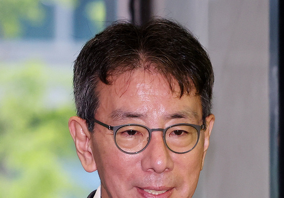 KB금융 차기 회장 후보 내정 후 첫 출근하는 이재근