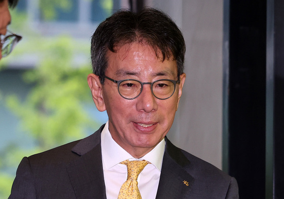 차기 KB금융 회장 후보 내정 후 첫 출근하는 이재근