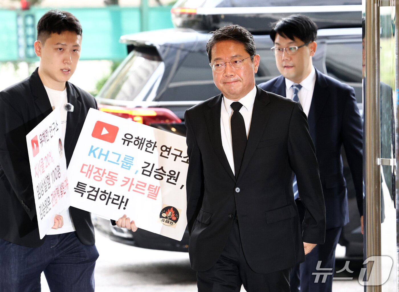 본문 이미지 - 김승원 법무부 장관 후보가 14일 오전 서울 종로구 적선현대빌딩에 마련된 인사청문회 준비 사무실로 출근하고 있다. 2026.9.14 ⓒ 뉴스1 최지환 기자