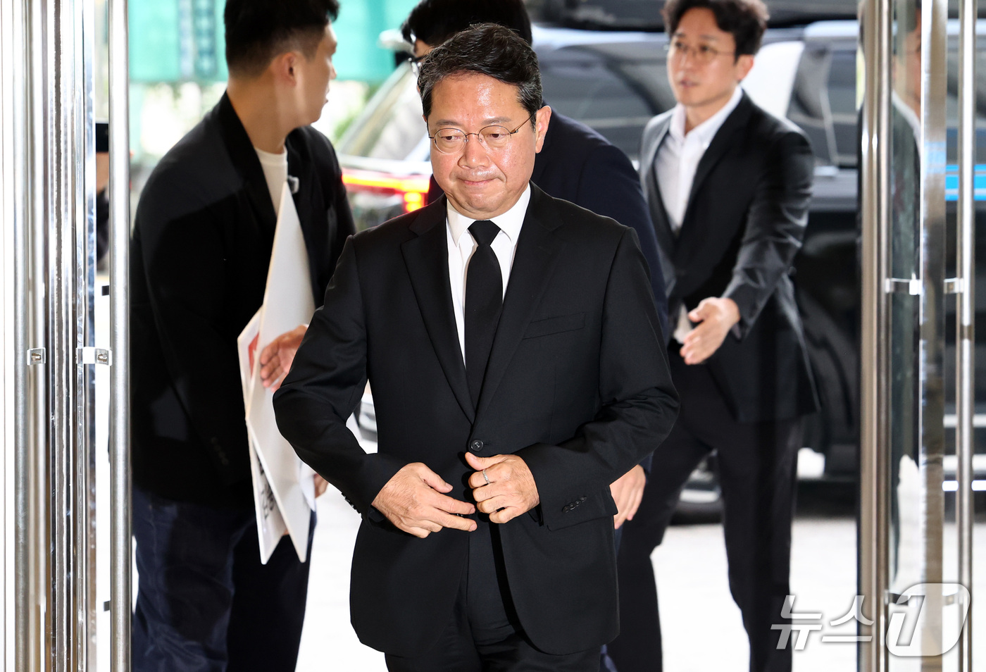 (서울=뉴스1) 최지환 기자 = 김승원 법무부 장관 후보가 14일 오전 서울 종로구 적선현대빌딩에 마련된 인사청문회 준비 사무실로 출근하고 있다. 2026.9.14/뉴스1