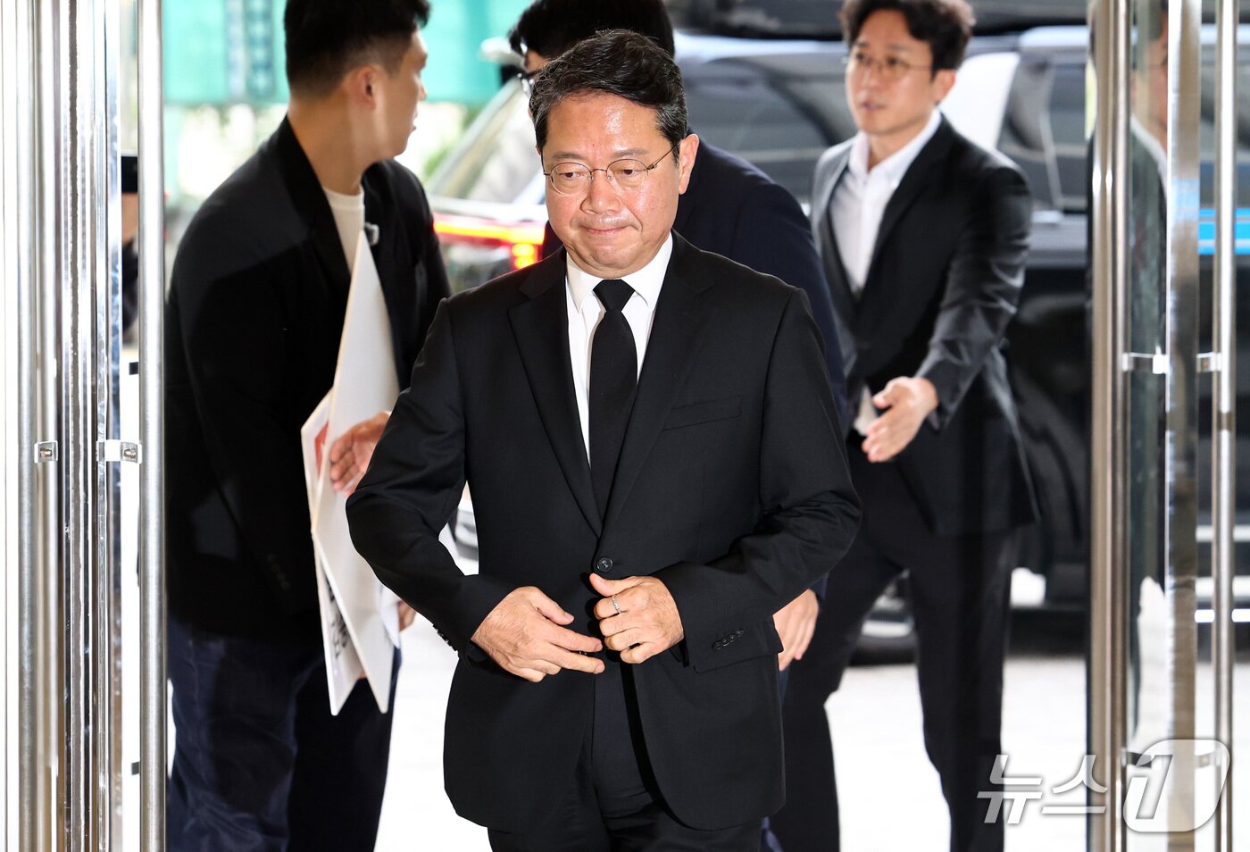 본문 이미지 - 김승원 법무부 장관 후보가 14일 오전 서울 종로구 적선현대빌딩에 마련된 인사청문회 준비 사무실로 출근하고 있다. 2026.9.14 ⓒ 뉴스1 최지환 기자