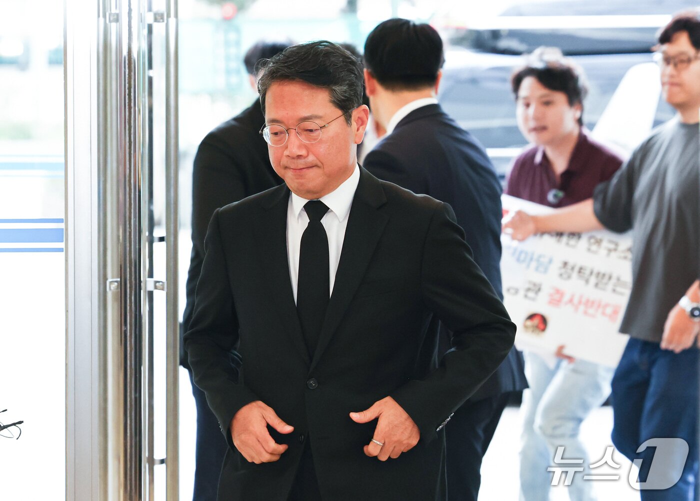 본문 이미지 - 김승원 법무부 장관 후보가 14일 오전 서울 종로구 적선현대빌딩에 마련된 인사청문회 준비 사무실로 출근하고 있다. 2026.9.14 ⓒ 뉴스1 최지환 기자