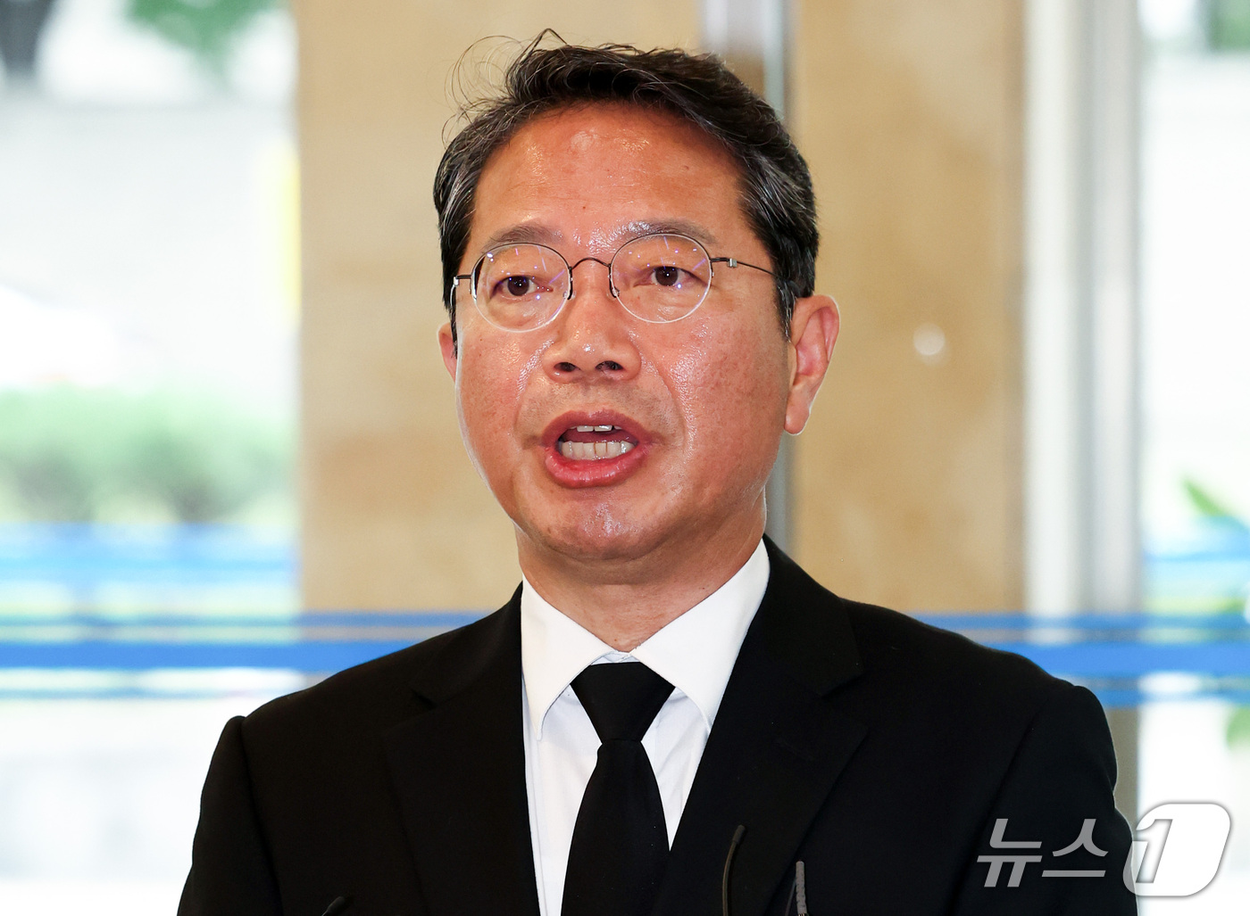(서울=뉴스1) 최지환 기자 = 김승원 법무부 장관 후보가 14일 오전 서울 종로구 적선현대빌딩에 마련된 인사청문회 준비 사무실로 출근하며 취재진 앞에서 발언하고 있다. 2026. …
