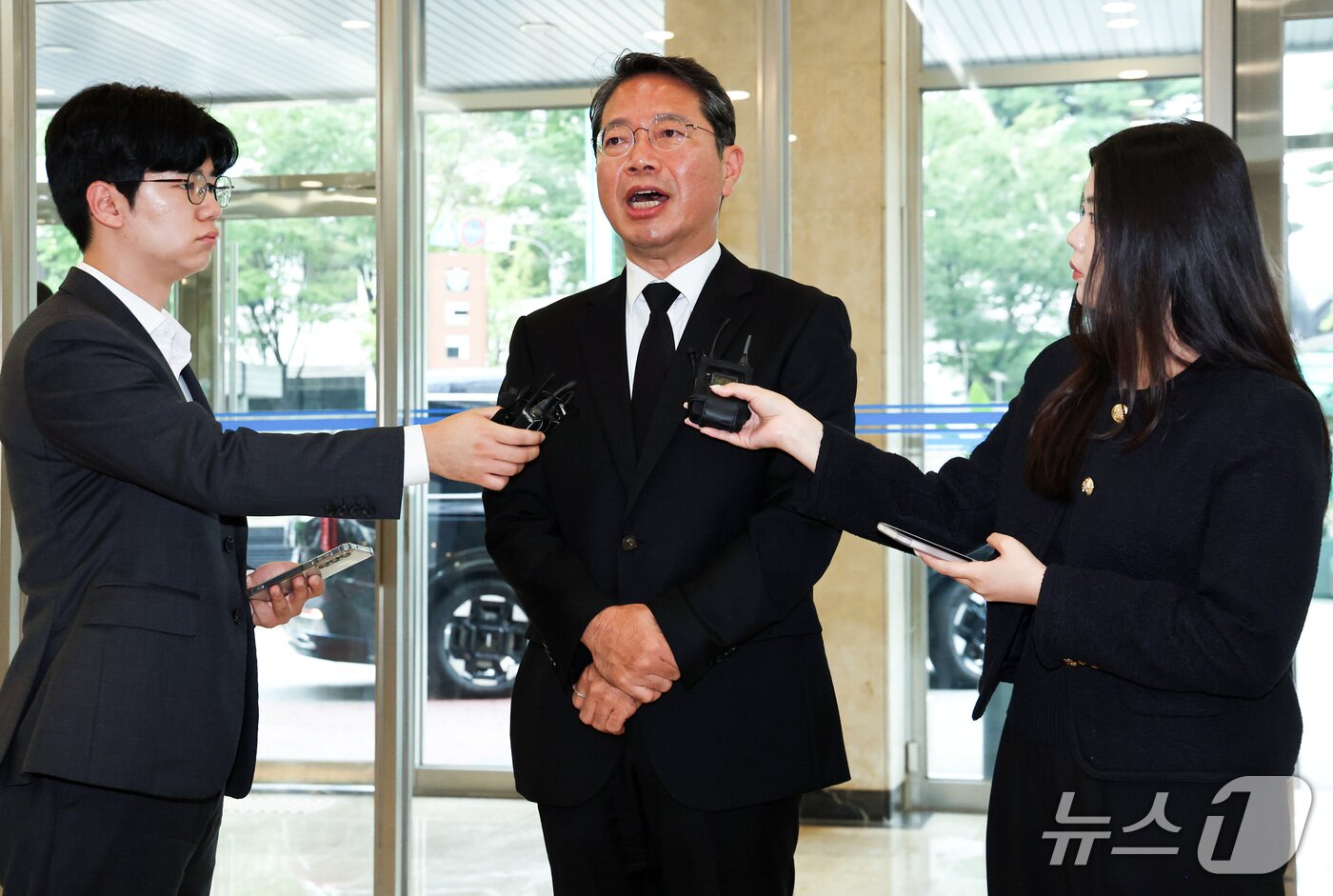 본문 이미지 - 김승원 법무부 장관 후보가 14일 오전 서울 종로구 적선현대빌딩에 마련된 인사청문회 준비 사무실로 출근하며 취재진 앞에서 발언하고 있다. 2026.9.14 ⓒ 뉴스1 최지환 기자