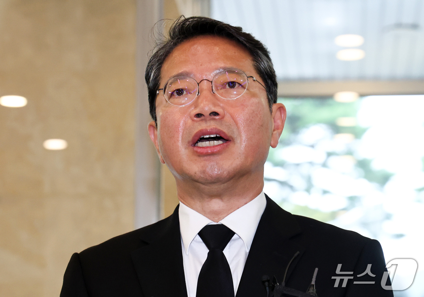 (서울=뉴스1) 최지환 기자 = 김승원 법무부 장관 후보가 14일 오전 서울 종로구 적선현대빌딩에 마련된 인사청문회 준비 사무실로 출근하며 취재진 앞에서 발언하고 있다. 2026. …