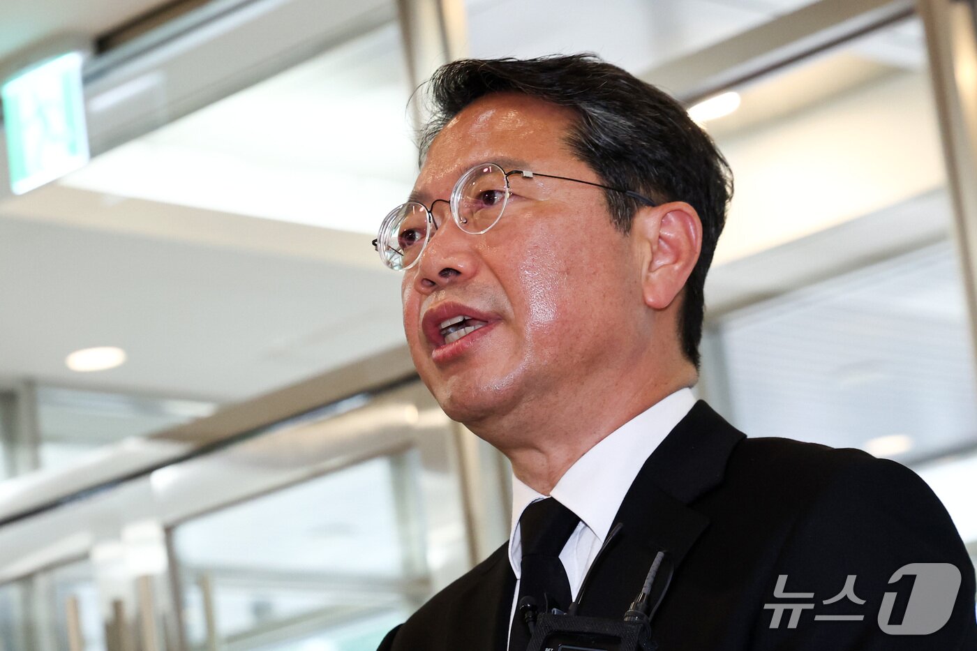 본문 이미지 - 김승원 법무부 장관 후보가 14일 오전 서울 종로구 적선현대빌딩에 마련된 인사청문회 준비 사무실로 출근하며 취재진 앞에서 발언하고 있다. 2026.9.14 ⓒ 뉴스1 최지환 기자