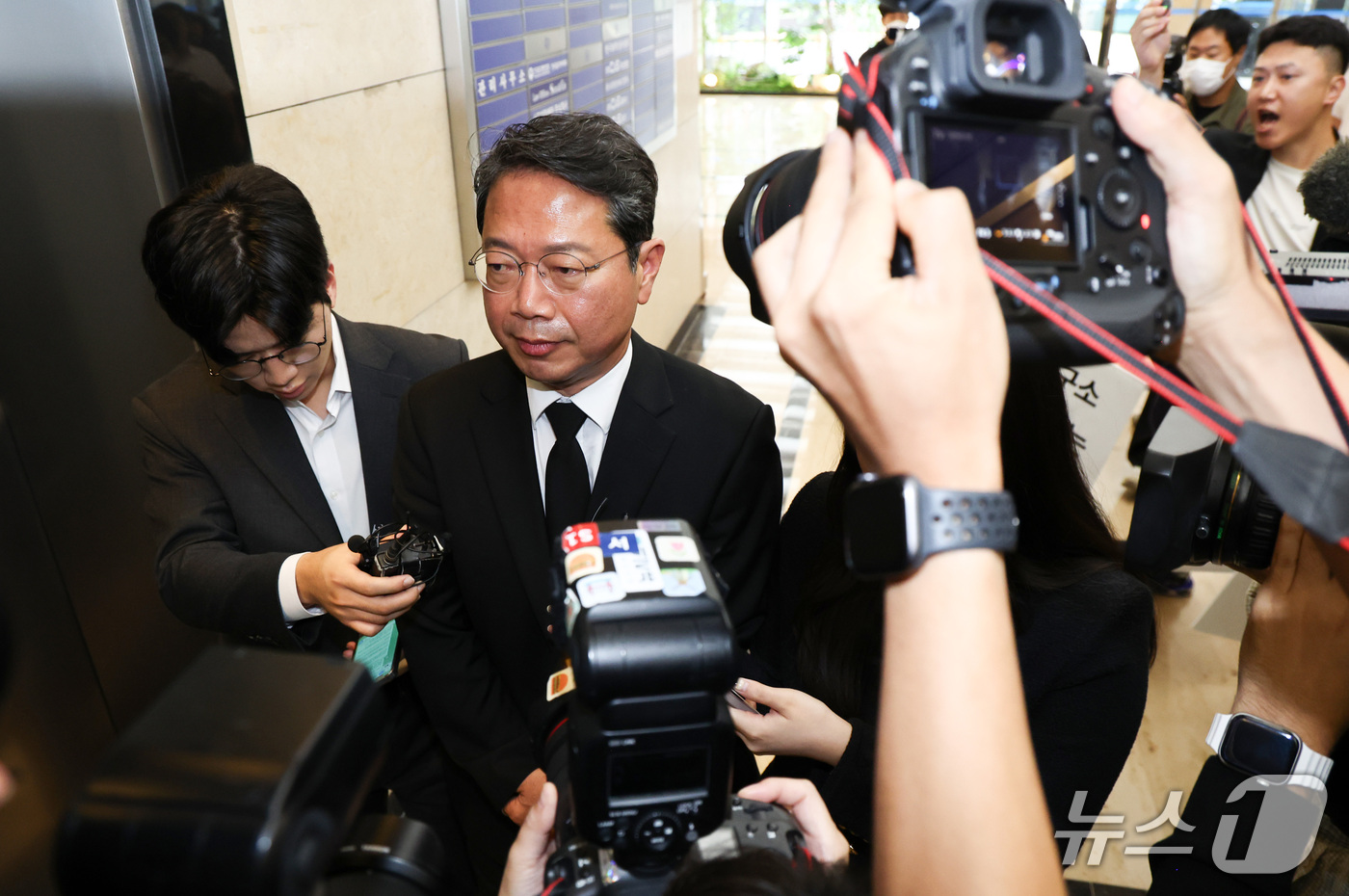 (서울=뉴스1) 최지환 기자 = 김승원 법무부 장관 후보가 14일 오전 서울 종로구 적선현대빌딩에 마련된 인사청문회 준비 사무실로 출근하고 있다. 2026.9.14/뉴스1