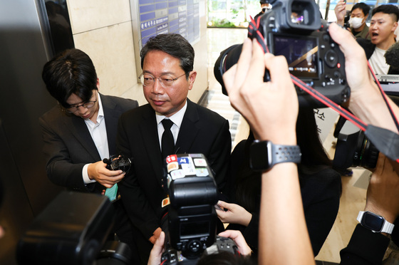 취재진에 둘러싸인 김승원 후보