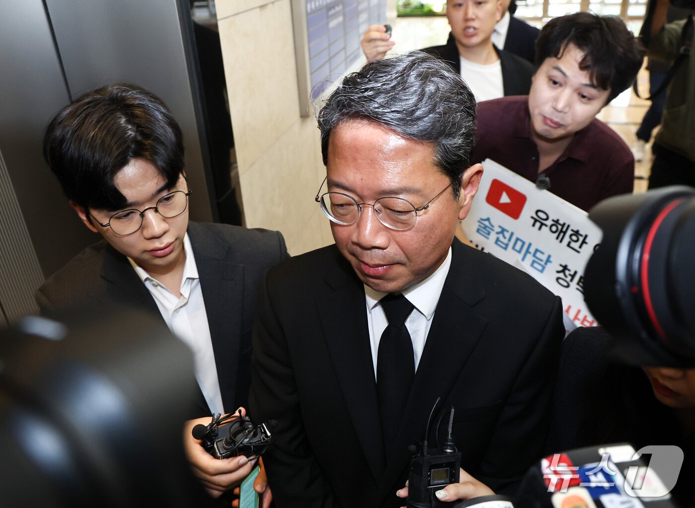 본문 이미지 - 김승원 법무부 장관 후보가 14일 오전 서울 종로구 적선현대빌딩에 마련된 인사청문회 준비 사무실로 출근하고 있다. 2026.9.14 ⓒ 뉴스1 최지환 기자