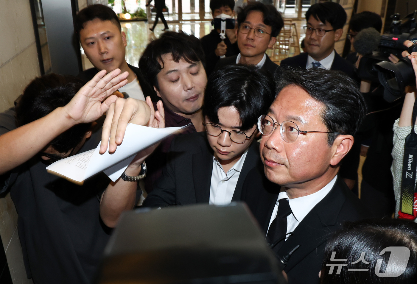 (서울=뉴스1) 최지환 기자 = 14일 오전 서울 종로구 적선현대빌딩에 마련된 인사청문회 준비 사무실로 출근하는 김승원 법무부 장관 후보자에게 한 유튜버가 항의 서한을 전달하고 있 …