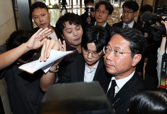 항의 서한 받는 김승원 후보