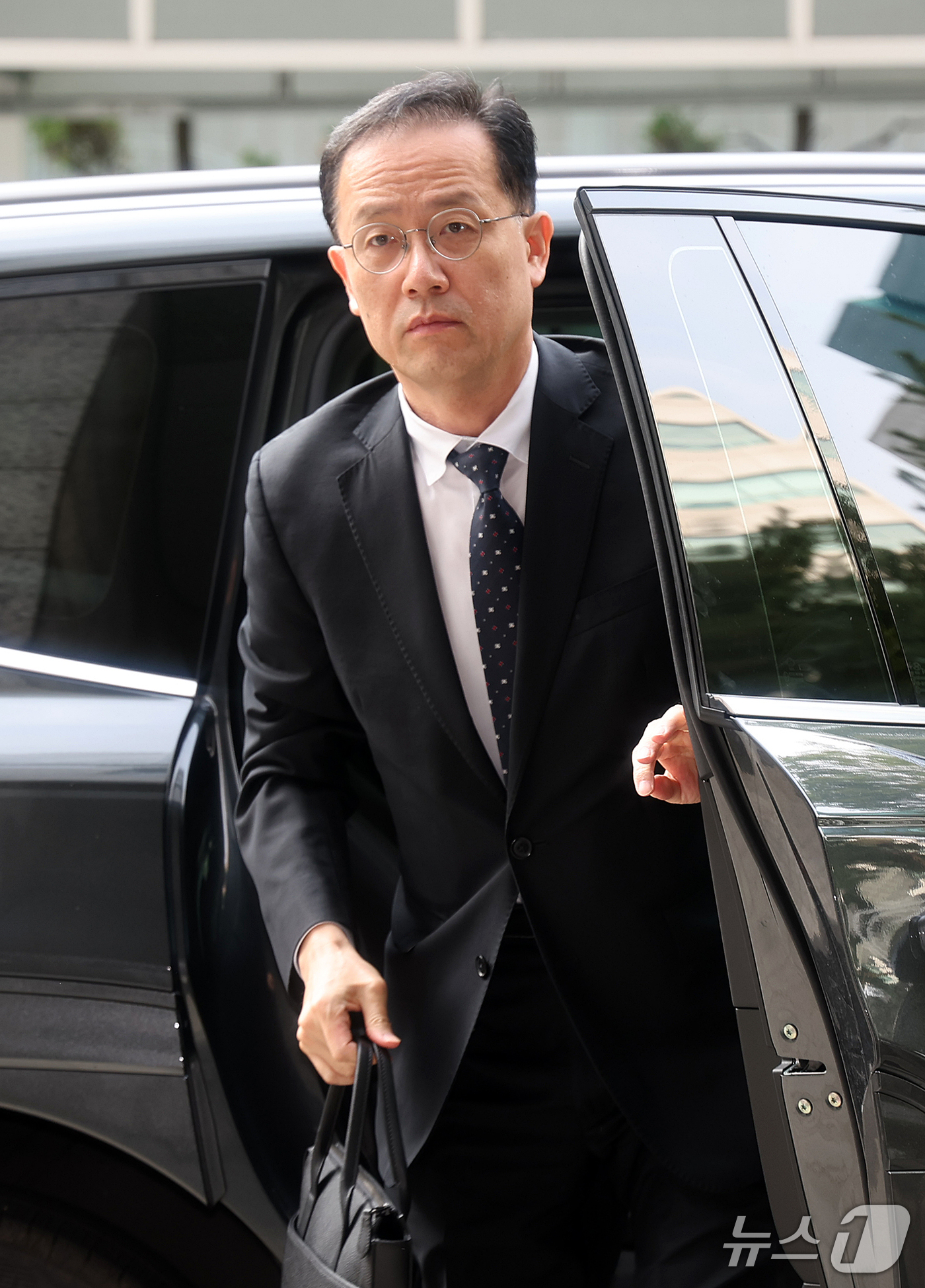 (서울=뉴스1) 김진환 기자 = 이형일 부총리 겸 재정경제부 장관 후보자가 14일 오전 서울 중구 예금보험공사에 마련된 인사 청문회 준비 사무실로 출근하고 있다. 2026.9.14 …