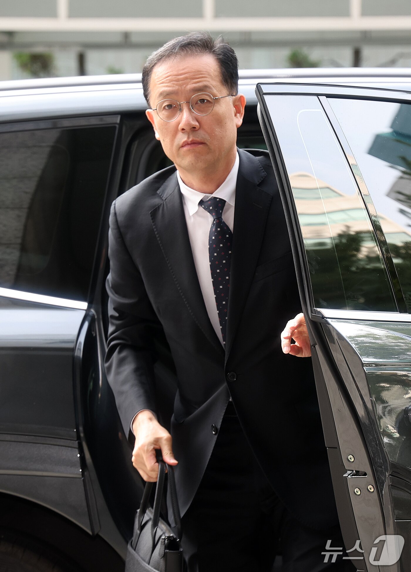 본문 이미지 - 이형일 부총리 겸 재정경제부 장관 후보자가 14일 오전 서울 중구 예금보험공사에 마련된 인사 청문회 준비 사무실로 출근하고 있다. 2026.9.14 ⓒ 뉴스1 김진환 기자