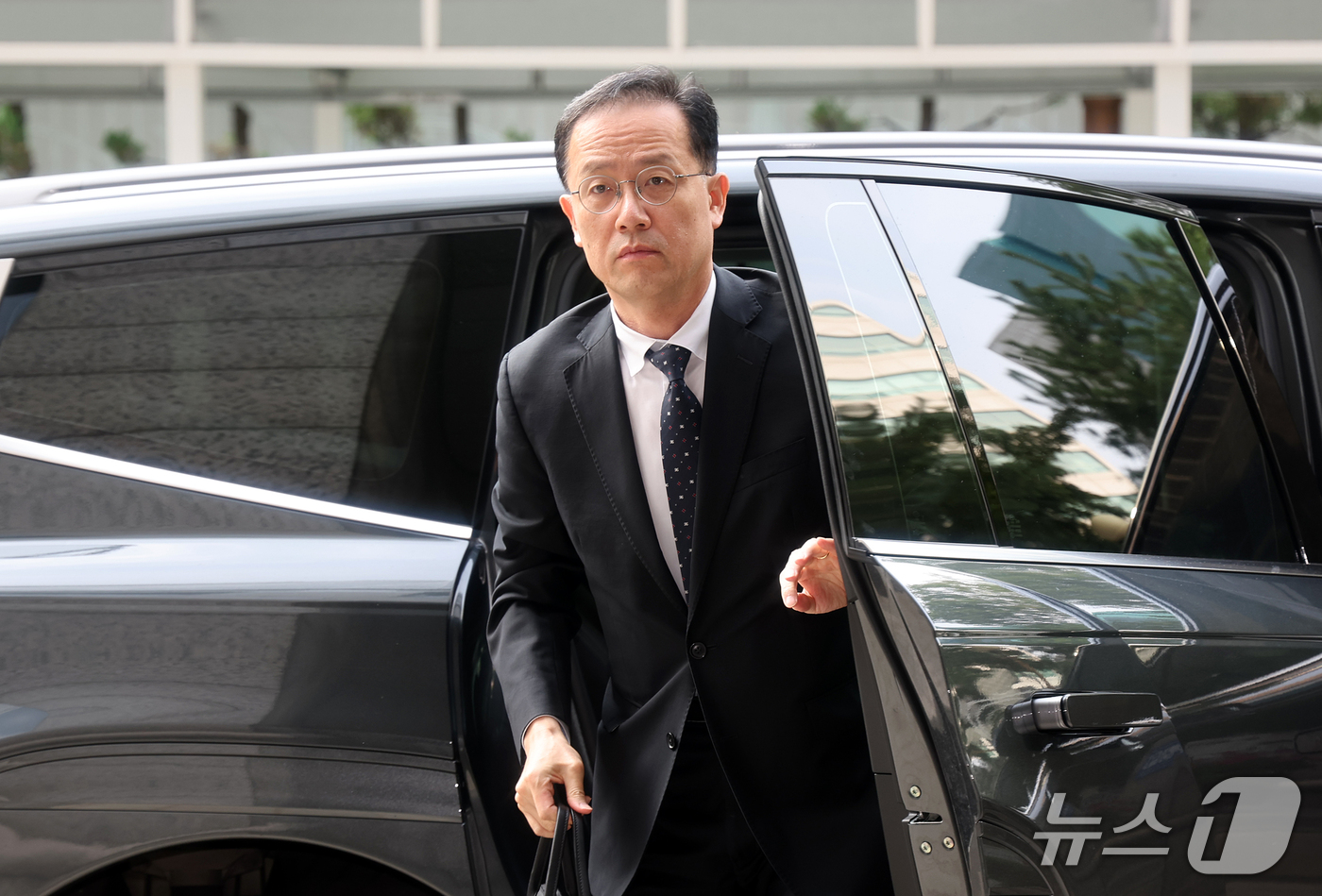 (서울=뉴스1) 김진환 기자 = 이형일 부총리 겸 재정경제부 장관 후보자가 14일 오전 서울 중구 예금보험공사에 마련된 인사 청문회 준비 사무실로 출근하고 있다. 2026.9.14 …