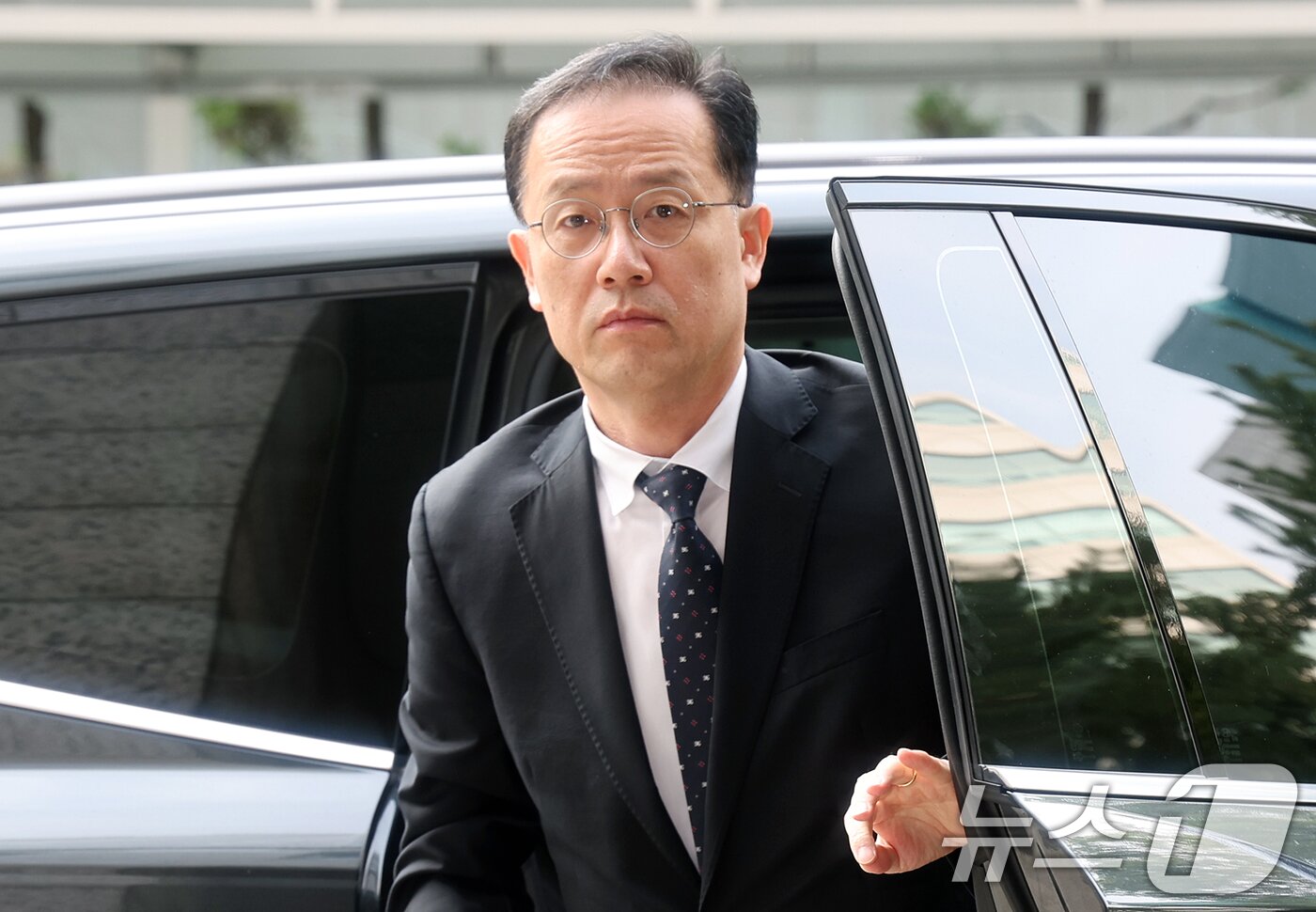 본문 이미지 - 이형일 부총리 겸 재정경제부 장관 후보자가 14일 오전 서울 중구 예금보험공사에 마련된 인사 청문회 준비 사무실로 출근하고 있다. 2026.9.14 ⓒ 뉴스1 김진환 기자