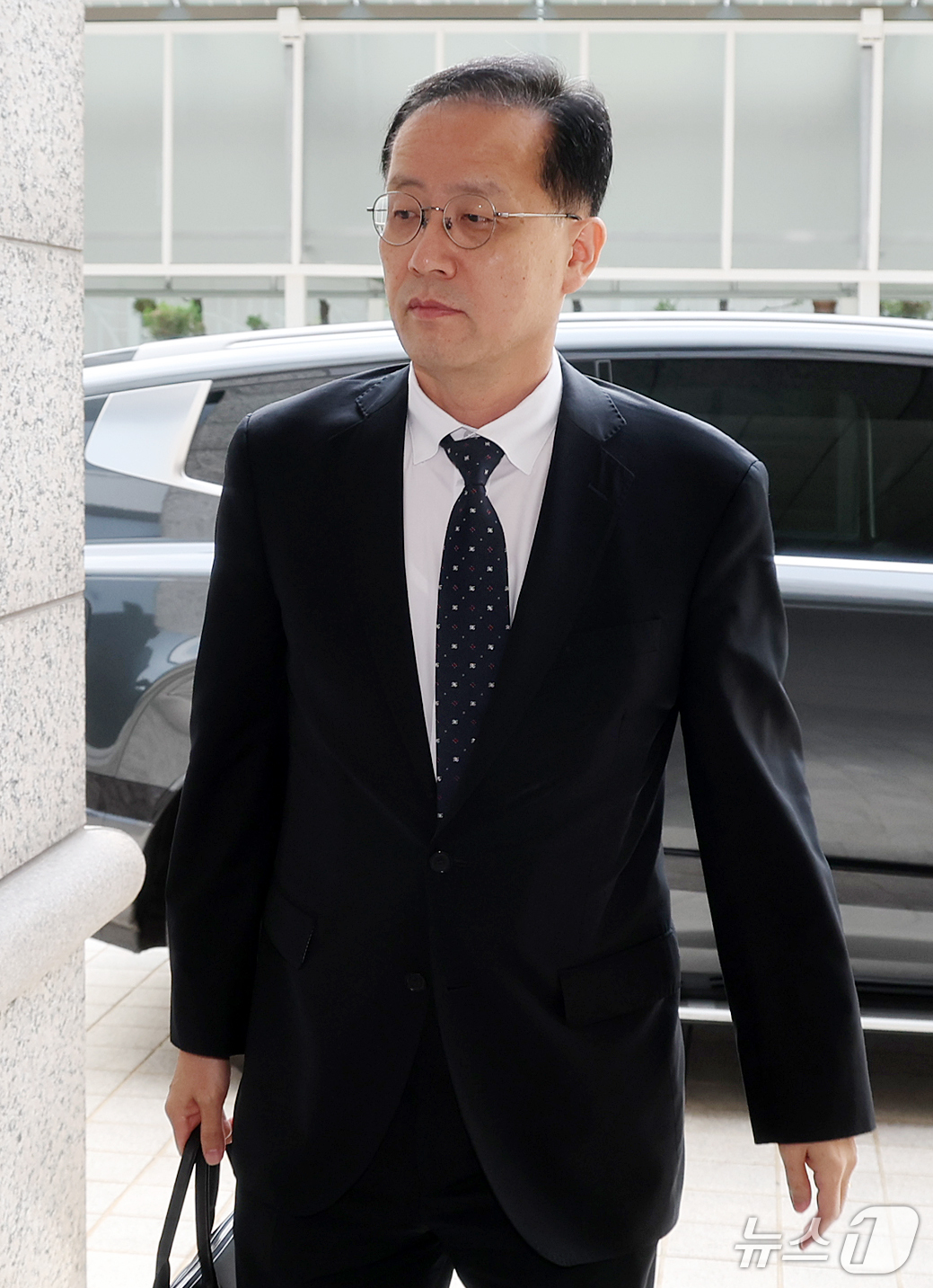 (서울=뉴스1) 김진환 기자 = 이형일 부총리 겸 재정경제부 장관 후보자가 14일 오전 서울 중구 예금보험공사에 마련된 인사 청문회 준비 사무실로 출근하고 있다. 2026.9.14 …