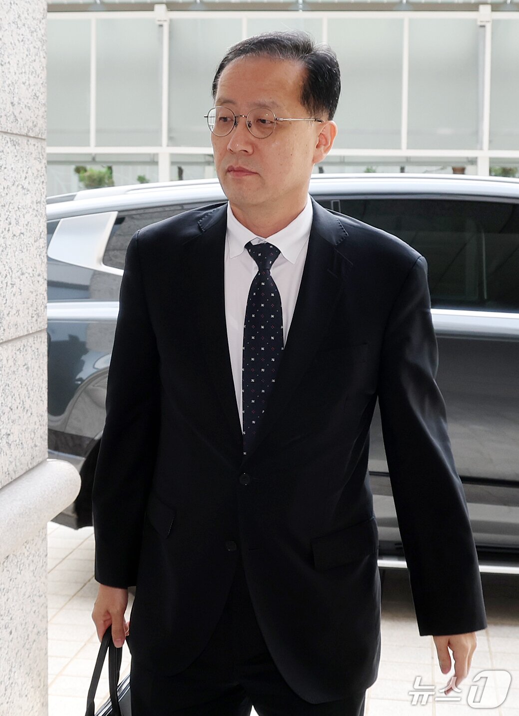 본문 이미지 - 이형일 부총리 겸 재정경제부 장관 후보자가 14일 오전 서울 중구 예금보험공사에 마련된 인사 청문회 준비 사무실로 출근하고 있다. 2026.9.14 ⓒ 뉴스1 김진환 기자