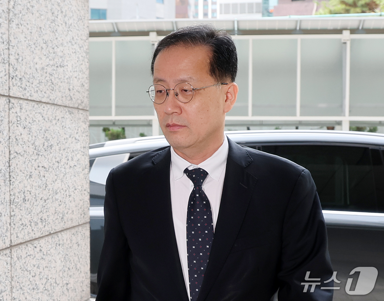 (서울=뉴스1) 김진환 기자 = 이형일 부총리 겸 재정경제부 장관 후보자가 14일 오전 서울 중구 예금보험공사에 마련된 인사 청문회 준비 사무실로 출근하고 있다. 2026.9.14 …