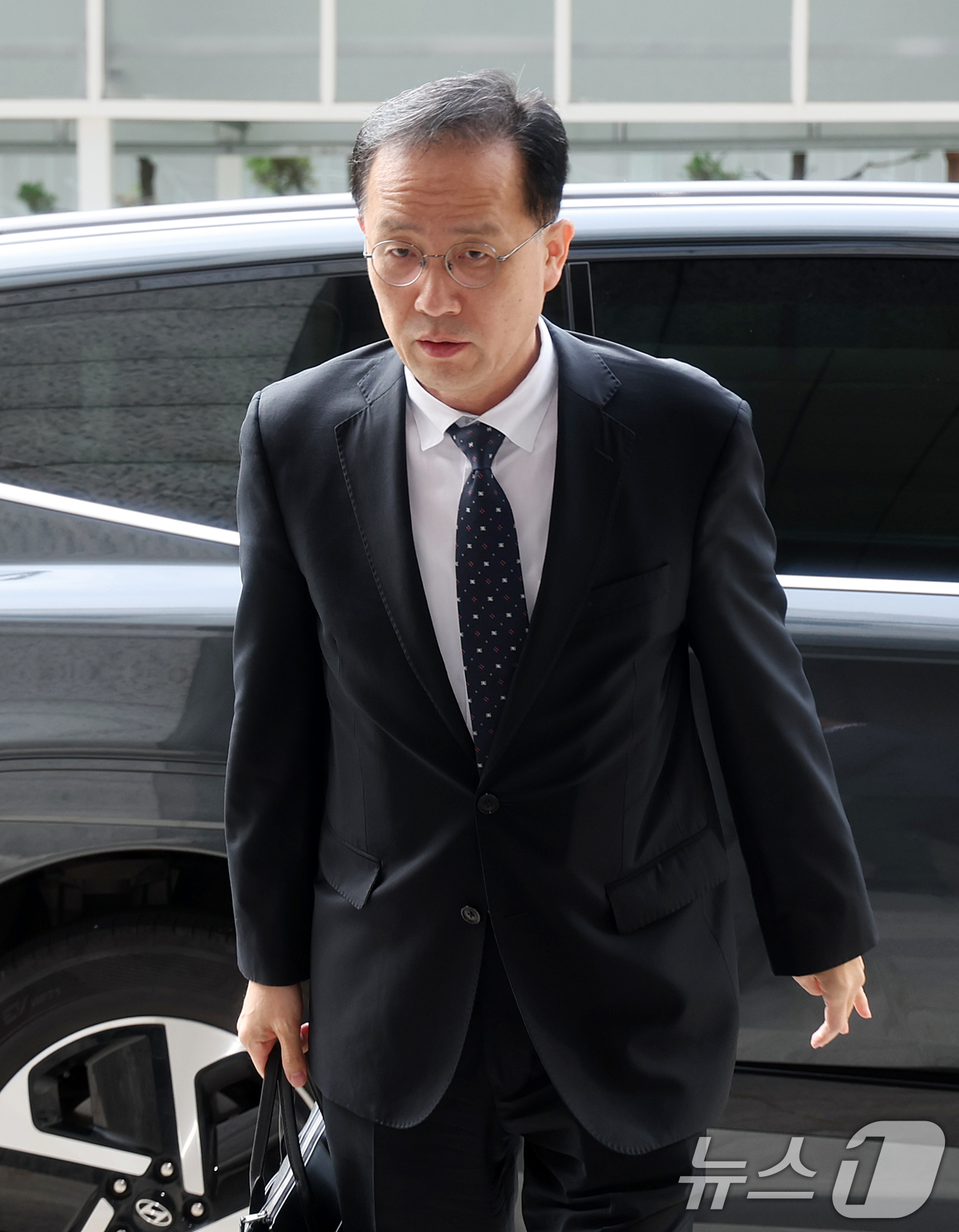(서울=뉴스1) 김진환 기자 = 이형일 부총리 겸 재정경제부 장관 후보자가 14일 오전 서울 중구 예금보험공사에 마련된 인사 청문회 준비 사무실로 출근하고 있다. 2026.9.14 …