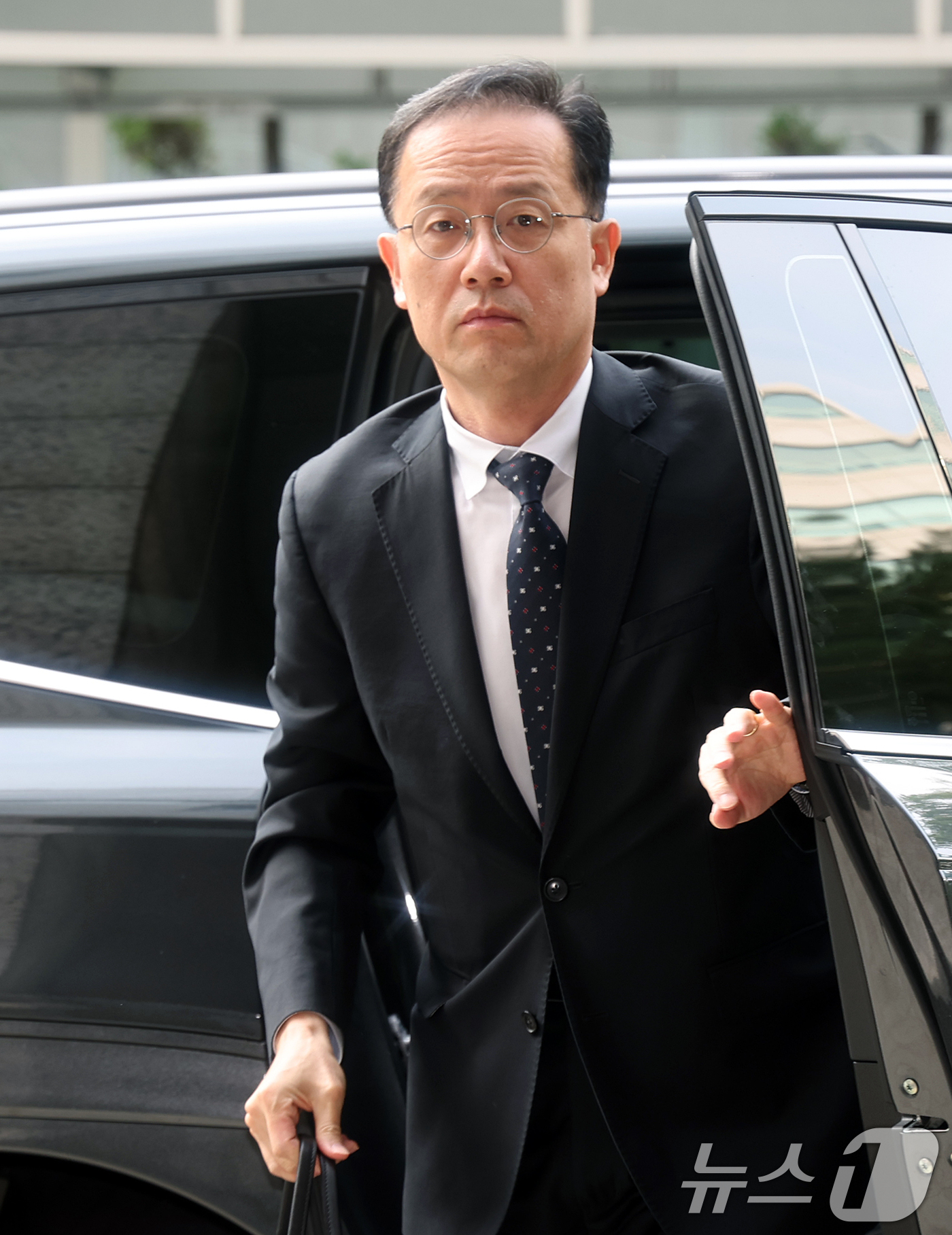 (서울=뉴스1) 김진환 기자 = 이형일 부총리 겸 재정경제부 장관 후보자가 14일 오전 서울 중구 예금보험공사에 마련된 인사 청문회 준비 사무실로 출근하고 있다. 2026.9.14 …