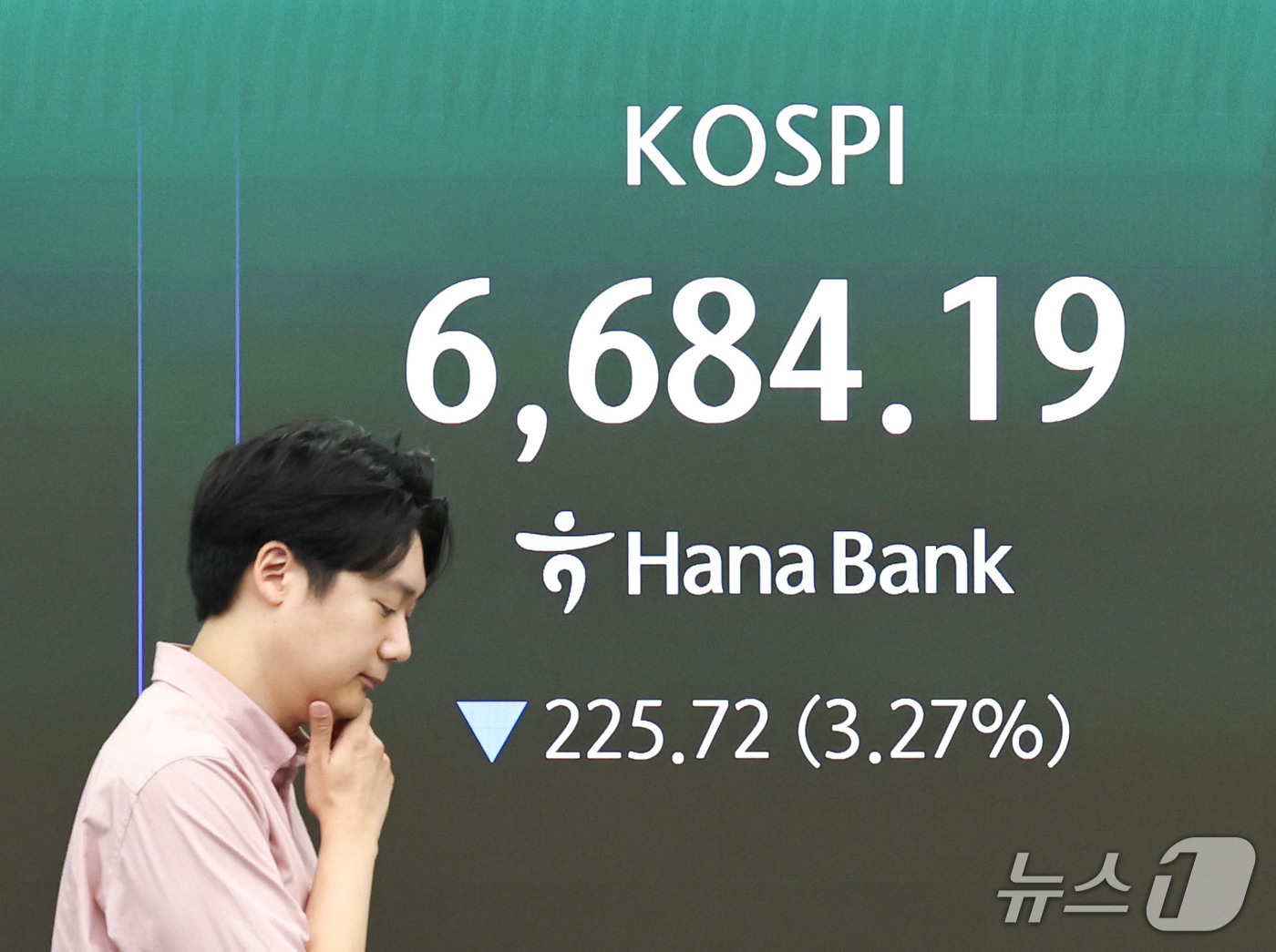 (서울=뉴스1) 이종수 기자 = 14일 오전 서울 중구 하나은행 딜링룸 전광판에 코스피 지수 등 시황이 표시되고 있다. 이날 코스피는 전 거래일 대비 217.30포인트(3.14%) …